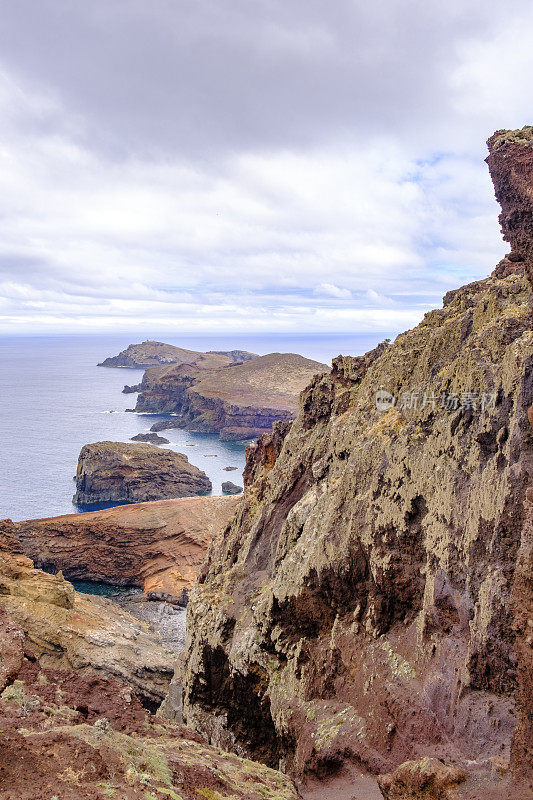 从Ponta do Furado在Ponta de São Lourenço半岛景观马德拉岛在一个阴天的夏天